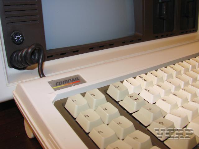 DSC00954.JPG - Detail pratique comme sur le panasonic le cable clavier se range à l'interieur ..